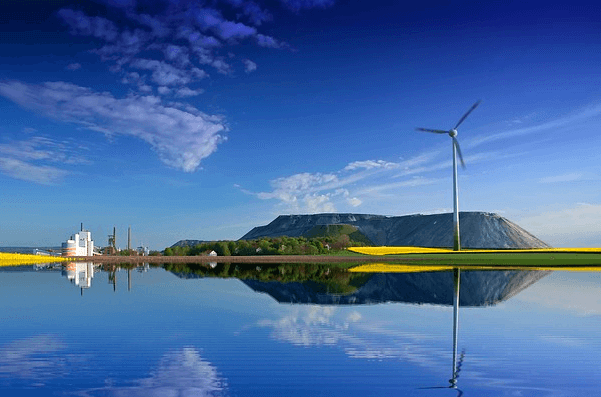 파란 하늘과 파란 바다가 있고, 넓은 섬이 떠 있다.