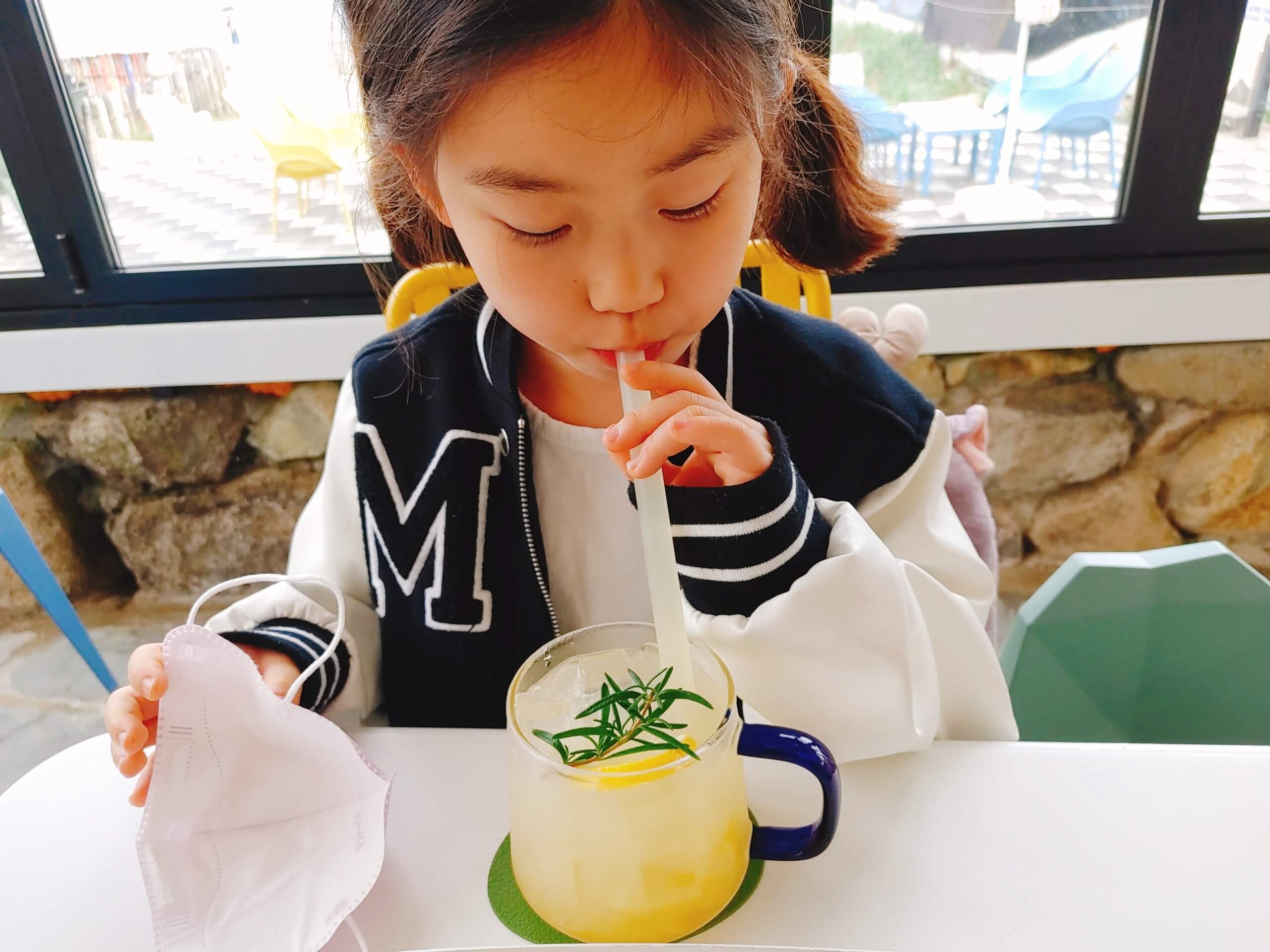 더_카이트21_카페에서_레몬에이드를_먹는_딸