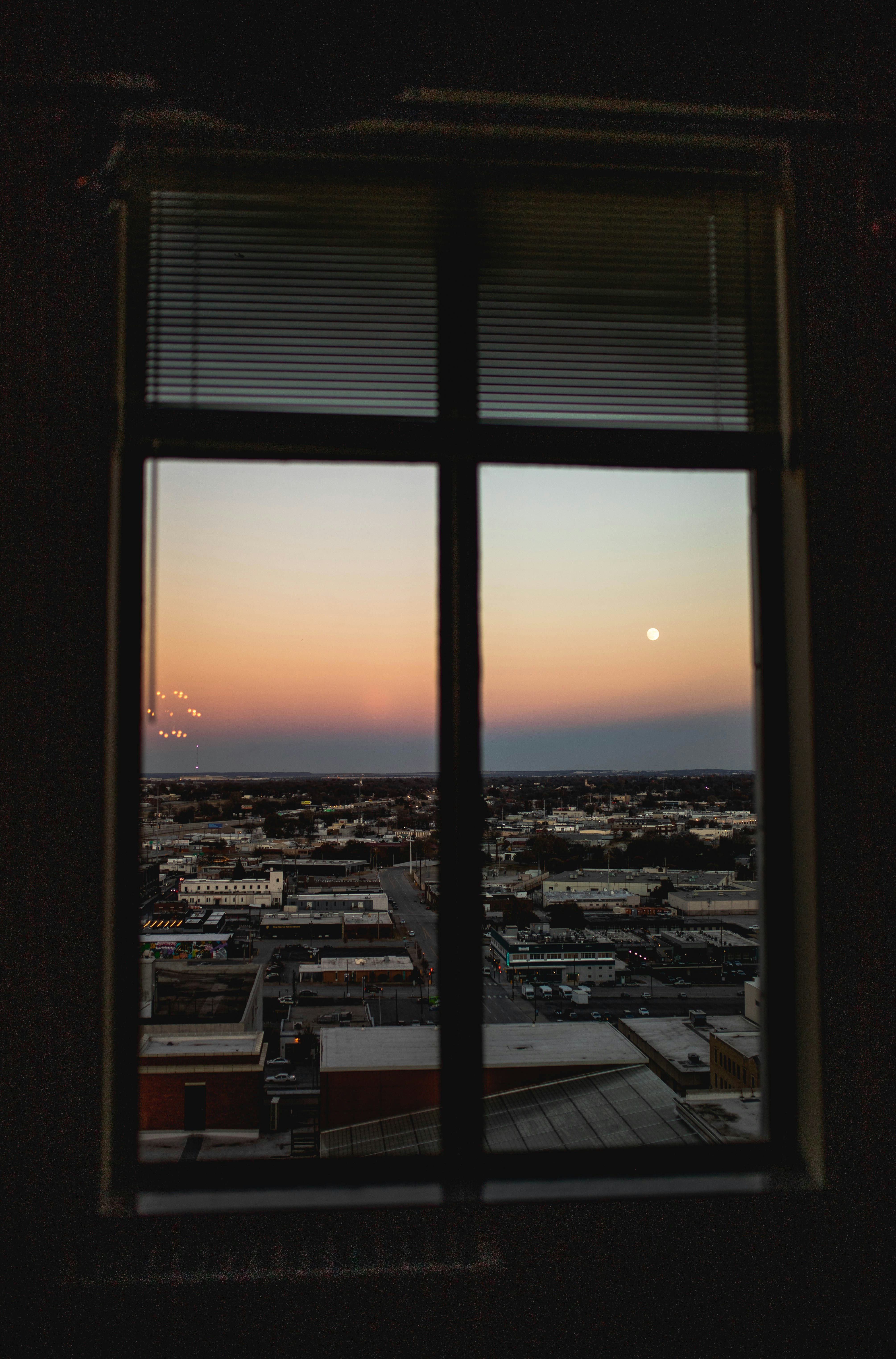 해질 무렵 창가 관련 사진