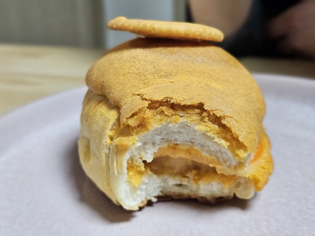 소금빵 단면 사진