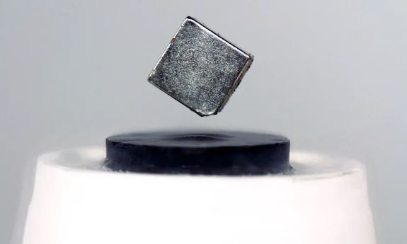 고온 초전도체(High-Temperature Superconductors)와 위상 물질의 관계