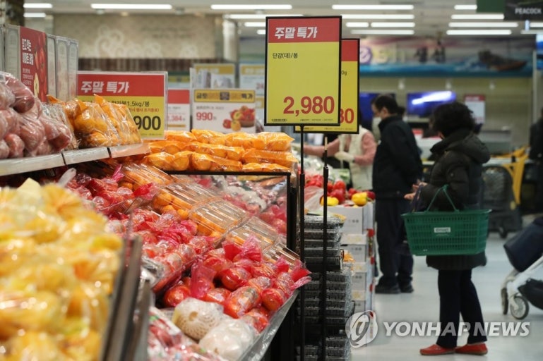 이마트에서 진행 중인 생필품 및 식품 할인전 전경