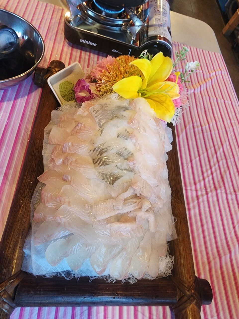 신선한 광어회 한상과 꽃 장식