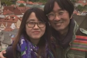 장항준씨가 아내 김은희씨와 외국에서 다정하게 찍은 사진입니다.