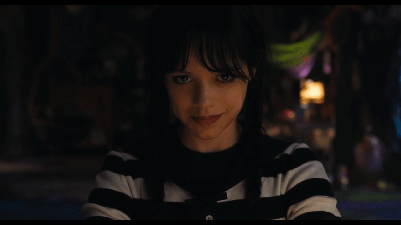 넷플릭스 오리지널 드라마 '웬즈데이' 1화 - 웬즈데이가 비장하게 웃는다.