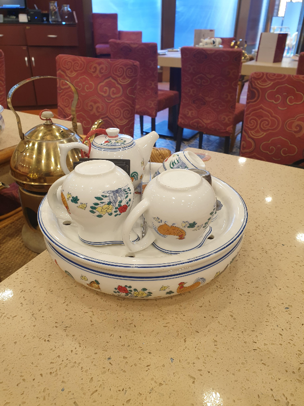 테이블 위에 다도 세트가 놓여있다.