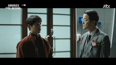 진도준을 떠보고 있는 진동기