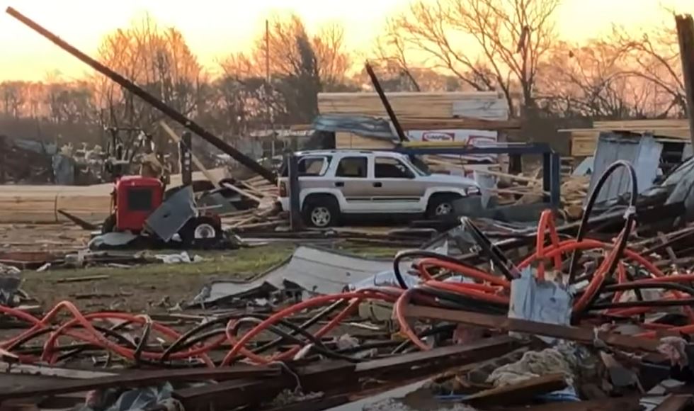 토네이도로 폐허가 된 마을