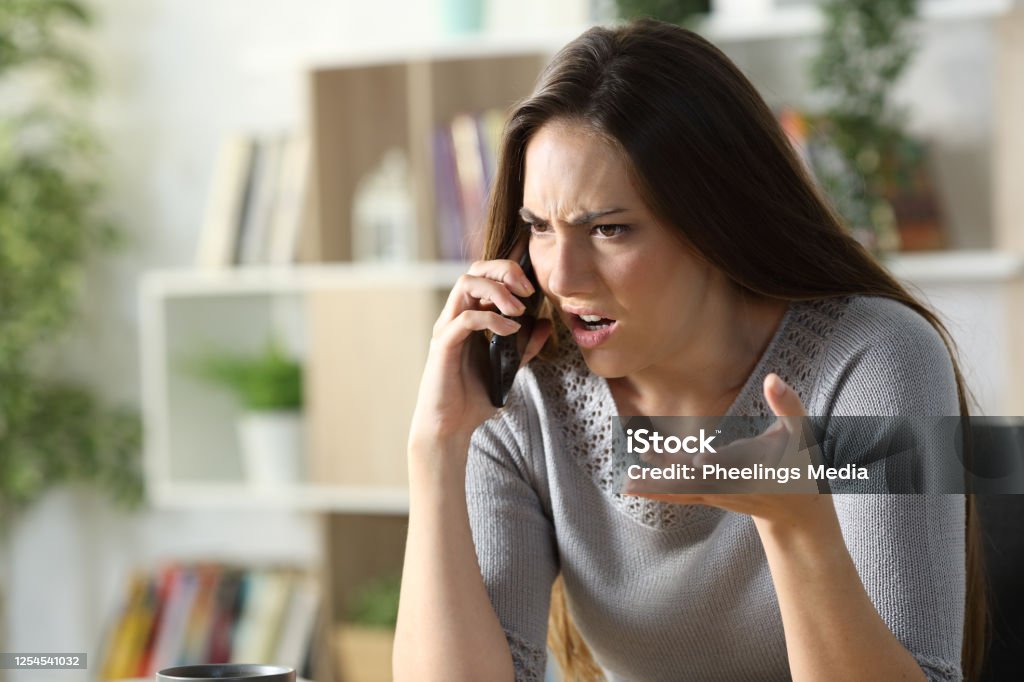 어떤 여자가 통화하면서 화를 내고는 사진