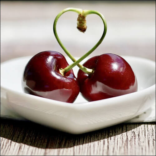 체리 2개가 만든 하트 모양