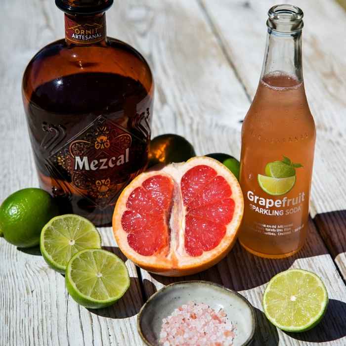 메스칼 팔로마 재료 - 메스칼, 자몽, 라임, 자몽 소다와 핑크 솔트