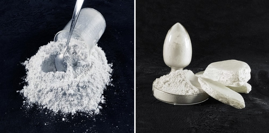 활석을 가루를 내어 병에 담은 것을 쓰러뜨려서 검은 바닥에 쏟아 놓은 것에 숟가락을 꼿아 놓은 왼쪽 사진과 덩어리 활석과 가루를 낸 활석가루를 담은 그릇을 함께 놓아두고 찍은 사진