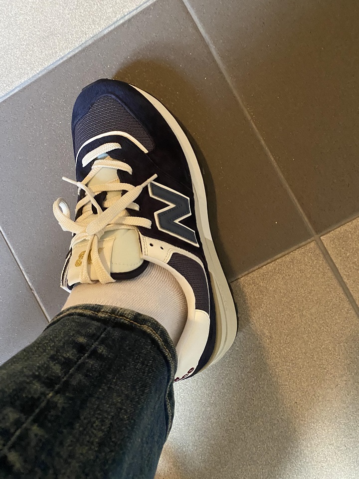 뉴발란스-파란색-운동화-착용-바깥쪽-모습