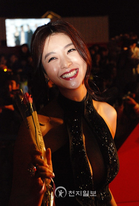 송선미 인터뷰 현장│밝은 표정으로 촬영 중인 배우 송선미