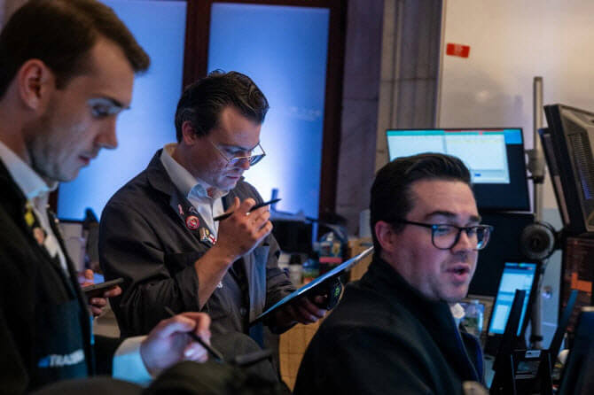 트럼프 25% 관세 강행, 여파로 뉴욕증시 동반 급락