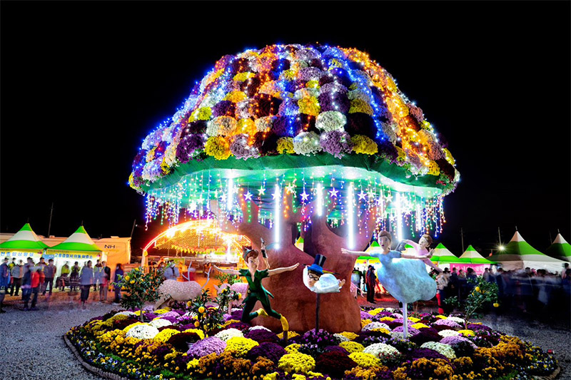 네온과 꽃으로 장식된 고흥유자전시관