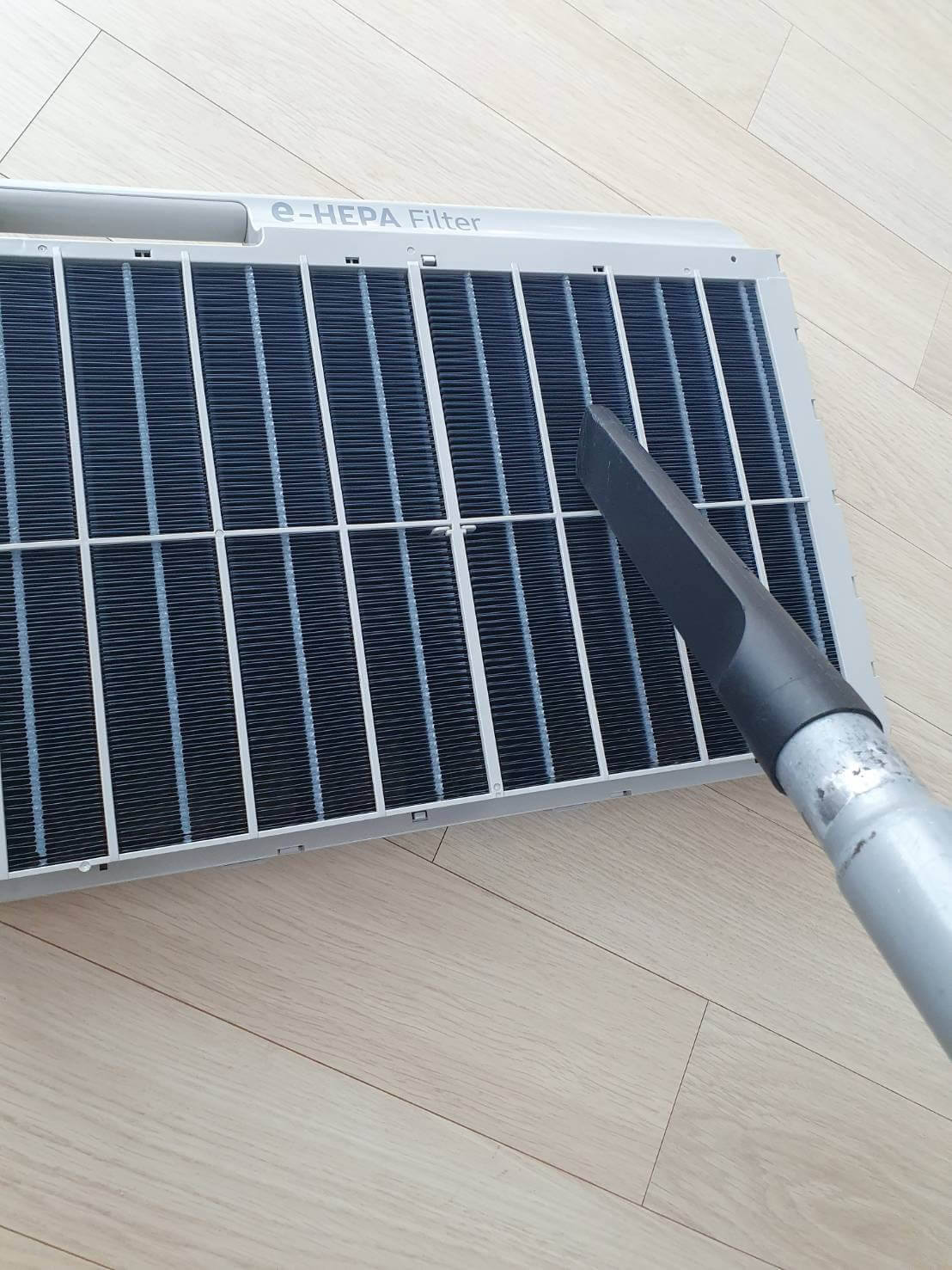 삼성 무풍 갤러리 에어컨 헤파필터 청소하는 사진