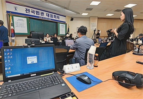 아무 의견도 못내고 빈손으로 끝난 법관회의(일러스트)