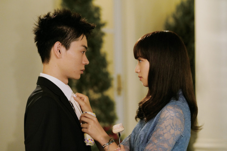 여자가 남자의 넥타이를 매주는 모습