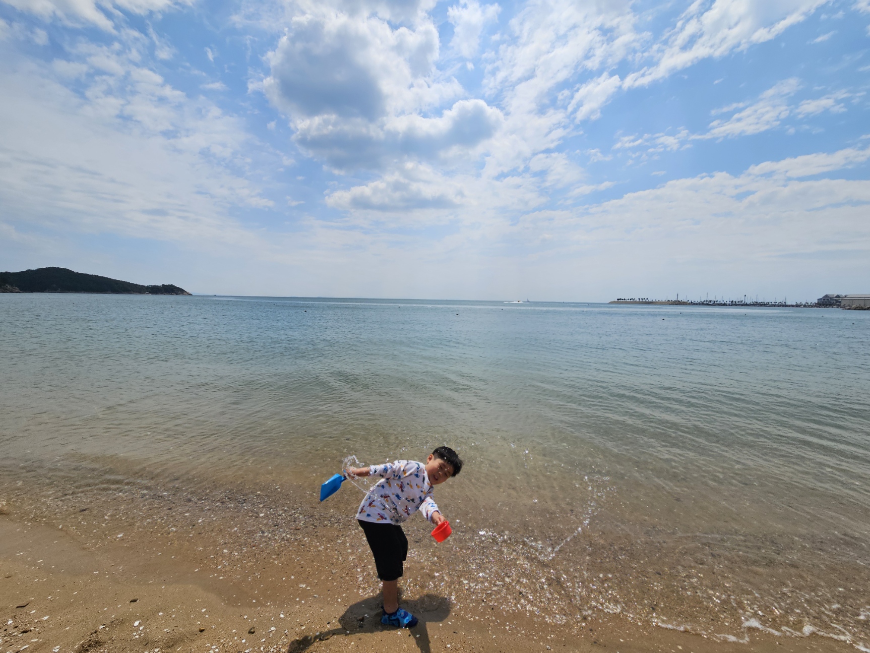 모래놀이 또는 재미있게 놀고 있는 아이 놀이 사진