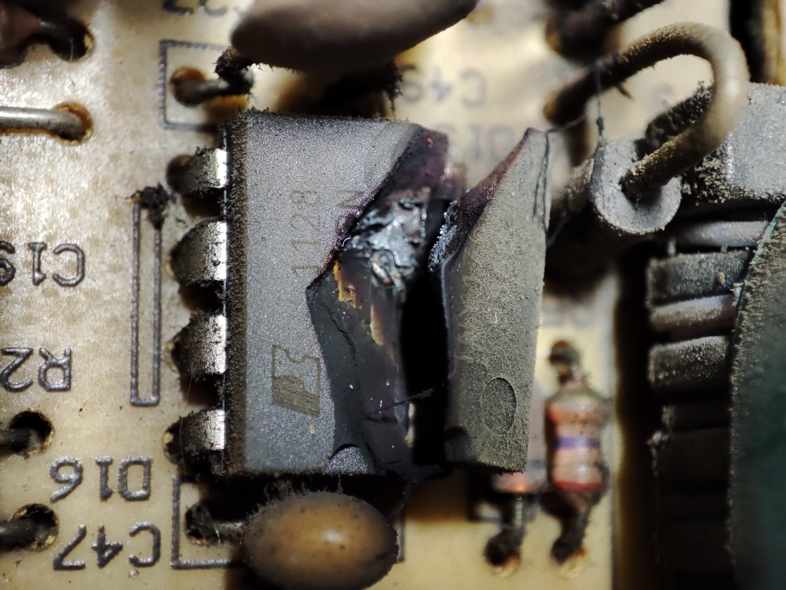 공장에서 사용하는 컴퓨터인데요. 파워 내부에서 스파크가 튀었다고 하네요.