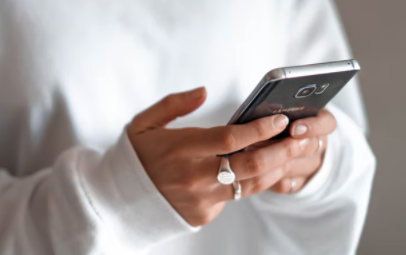 핸드폰들고 있는 모습