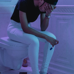 화장실에 앉아 망연자실하고있는 모습