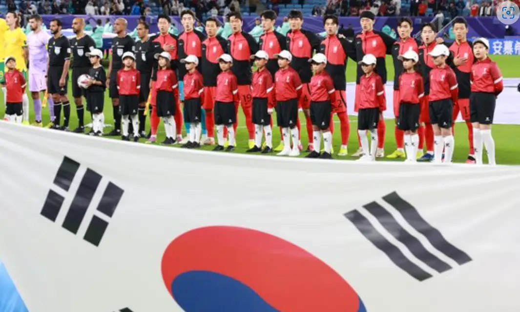 태국전-
경기전 선수들이 애국가에 맞춰 애국가를 부르는 모습 아래 크게 펴져있는 태극기