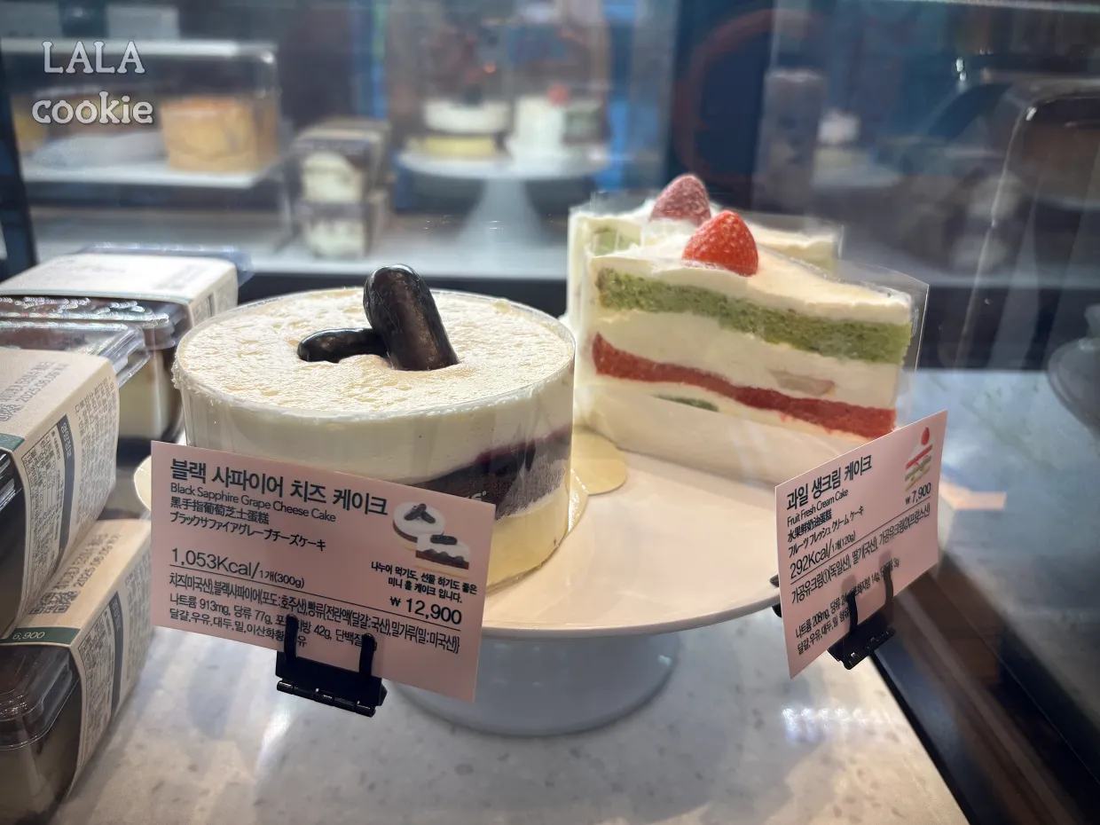 스타벅스-여름-시즌메뉴-빵-진열된-모습