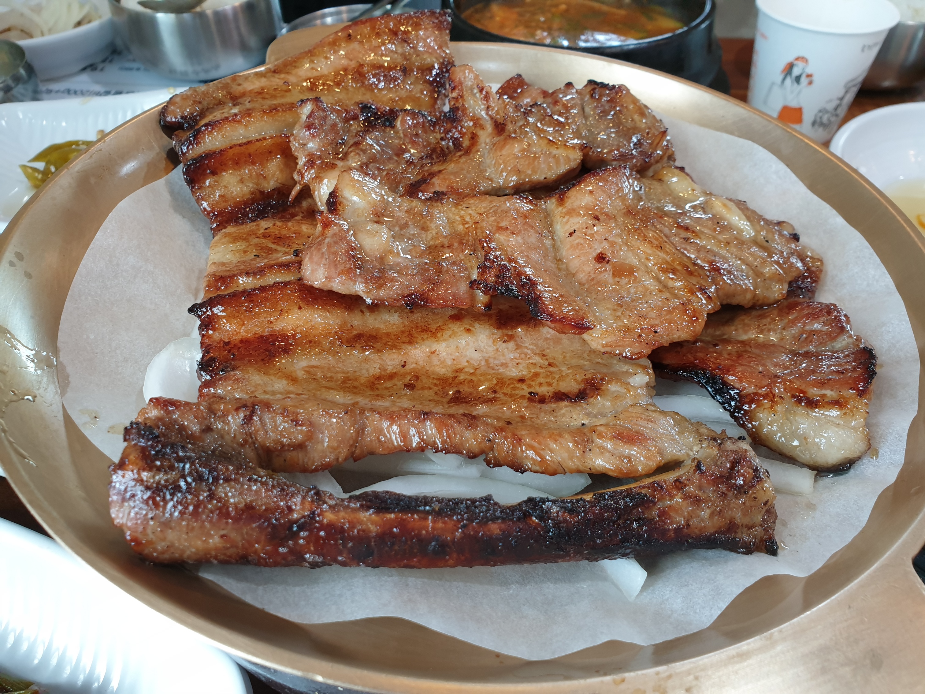 참숯에 구워져나온 돼지갈비