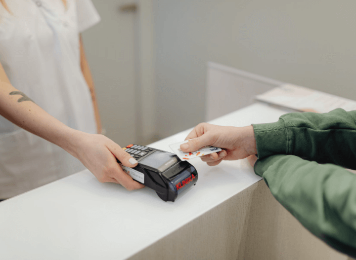 신용카드 리더기 앞으로 신용카드 내미는 사람