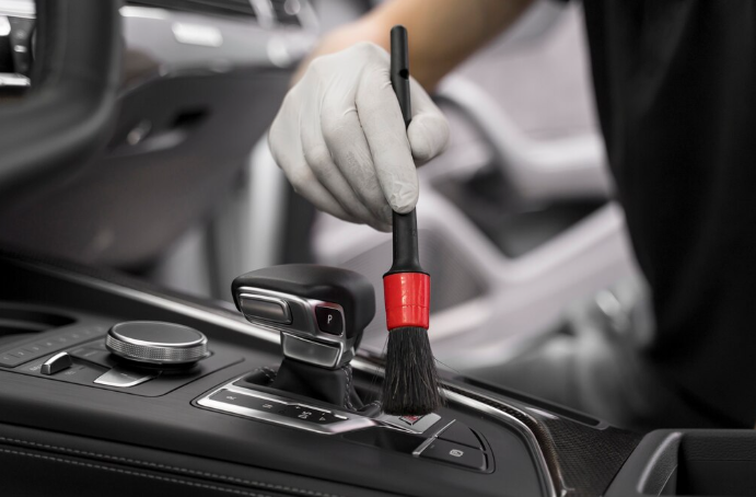 이럴 때 유용한 제품이 바로 더클래스 클린 앤 코트 차량 실내 세정 코팅제입니다.