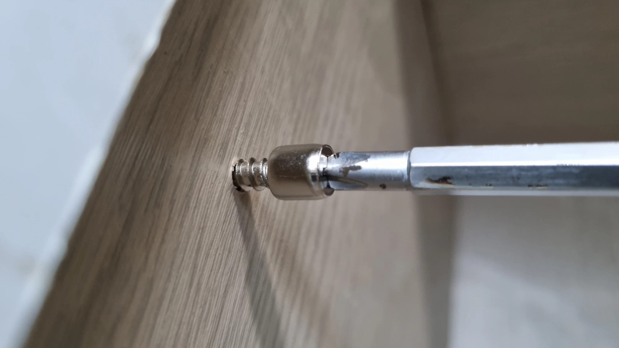 다보 볼트 고정하는 모습