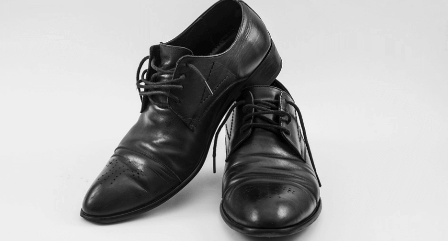 검은색 구두가 가지런히 놓여 있다