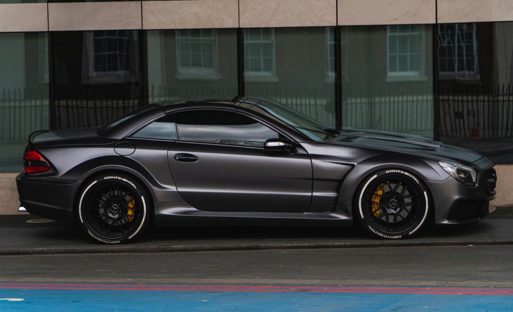 다양한 브랜드의 수입차가 주차된 미국 매장