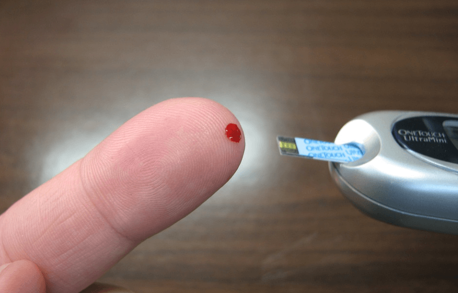 저혈당에 좋은 음식을 확인 전에 측정기를 이용하여 혈당 측정을 하고 있다