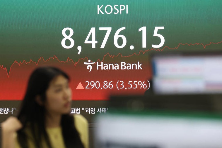 연합뉴스 / 5월 29일 서울 중구 하나은행 본점 전광판 코스피 지수 표시 8476.15