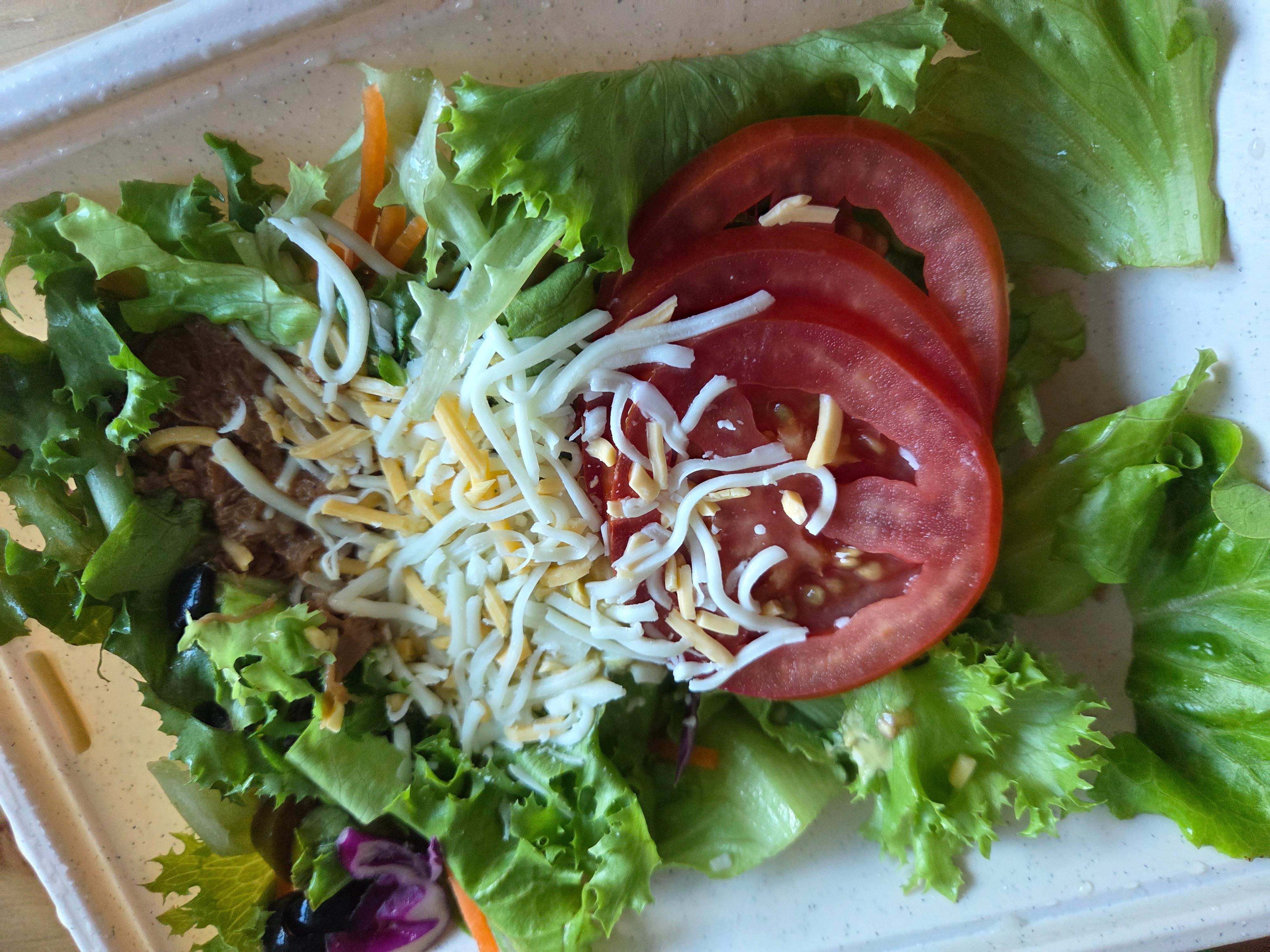 GS25 풀드포크 타코 샐러드 본체 클로즈업 양상추와 토마토 치즈가 토핑된 신선한 채소