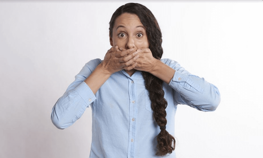 양손으로 입을 가리고 놀라고 있다