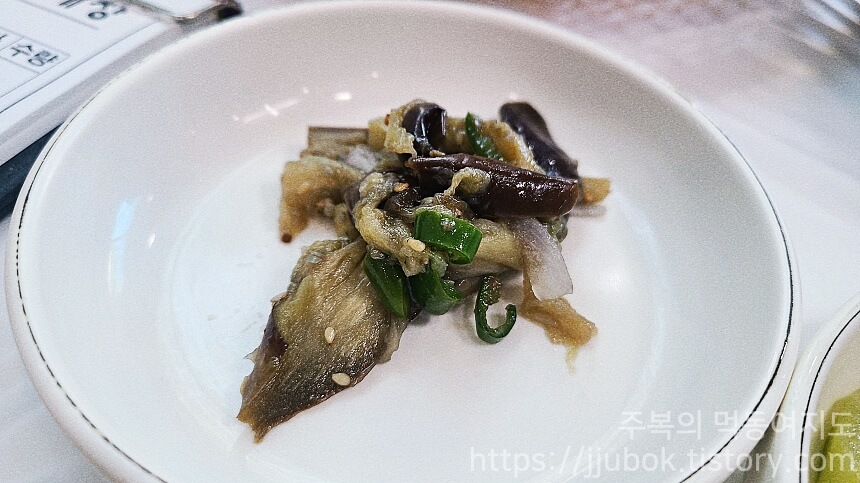 두꺼비게장-돌게장정식-밑반찬-가지무침