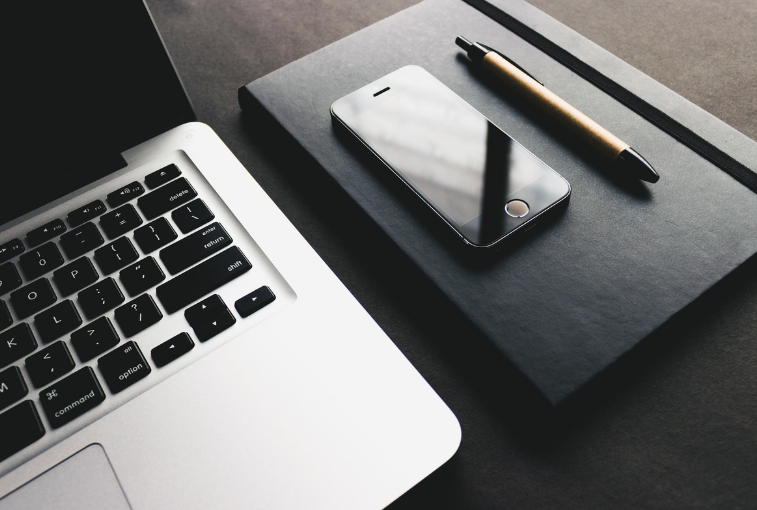 노트북 충전기 사용 습관이 배터리 성능에 미치는 실제 영향