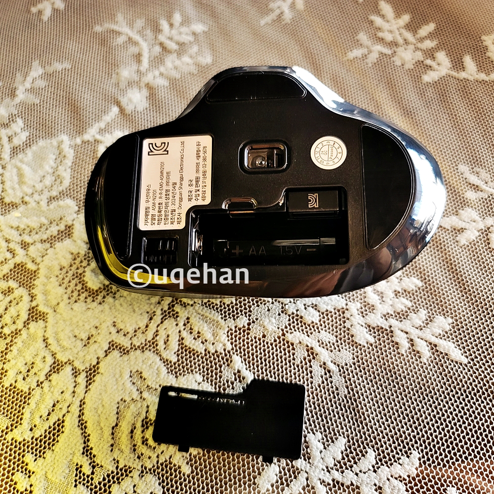 노브랜드 저소음 무선 마우스 아랫부분의 건전지가 들어가는 부분의 뚜껑을 열어놓았다.