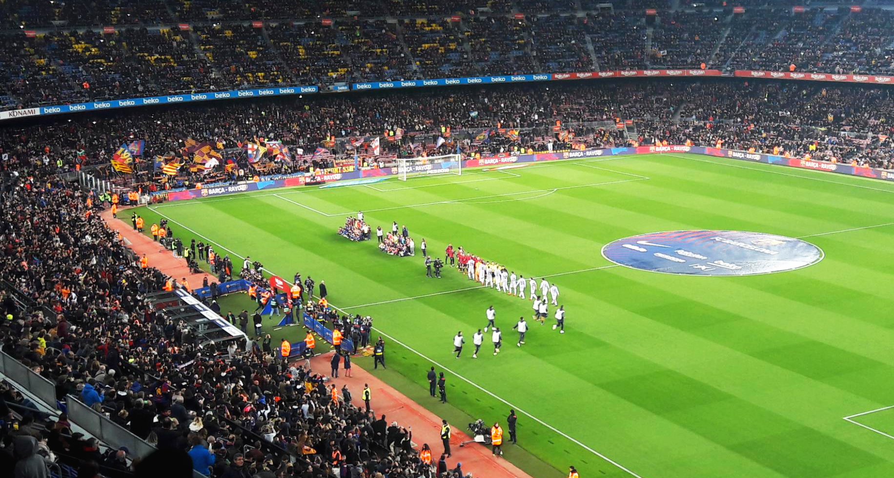 스페인 바르셀로나 캄프 누 라인업 중인 선수들