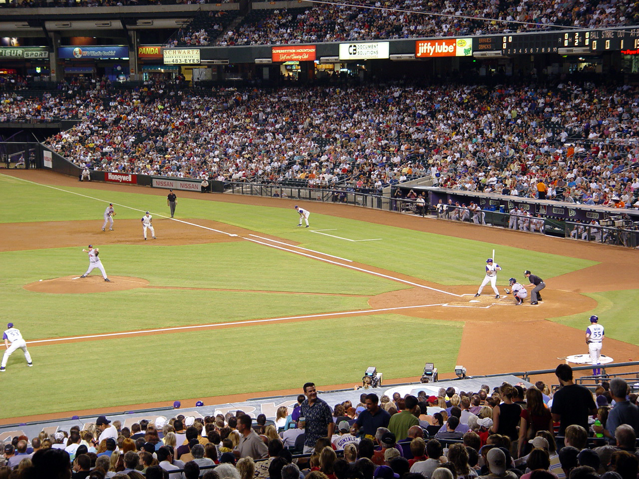 야구장에서 경기하는 프로야구 선수들