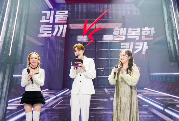 개그우먼 장도연이 JTBC '걸스 온 파이어'에서 참가자들과 대화를 나누고 있다. [사진=JTBC]