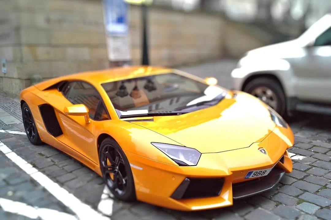 노란색 스포츠카 모습