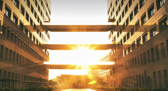 일몰에 비친 건물 사진