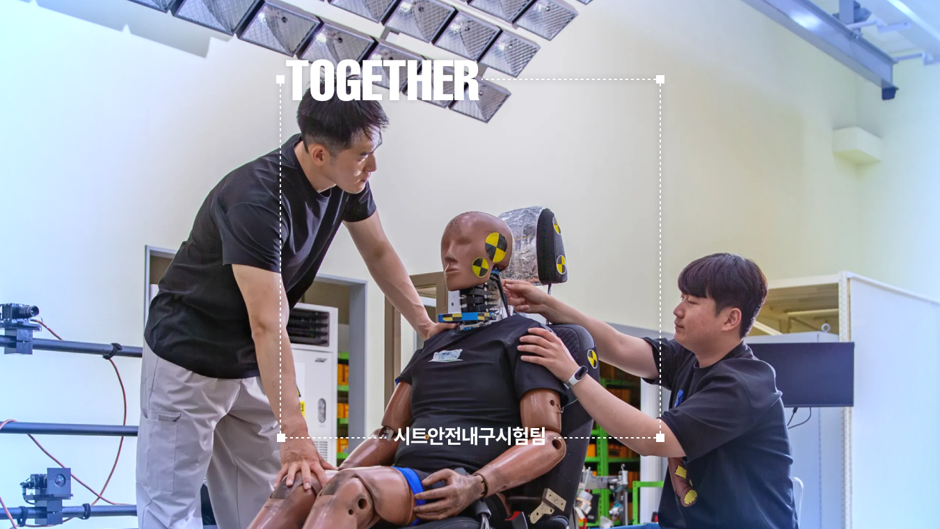 현대트랜시스 시트안전내구시험팀 직무 인터뷰 대표 이미지 - 연구원이 충돌시험용 더미를 시트에 장착하는 모습