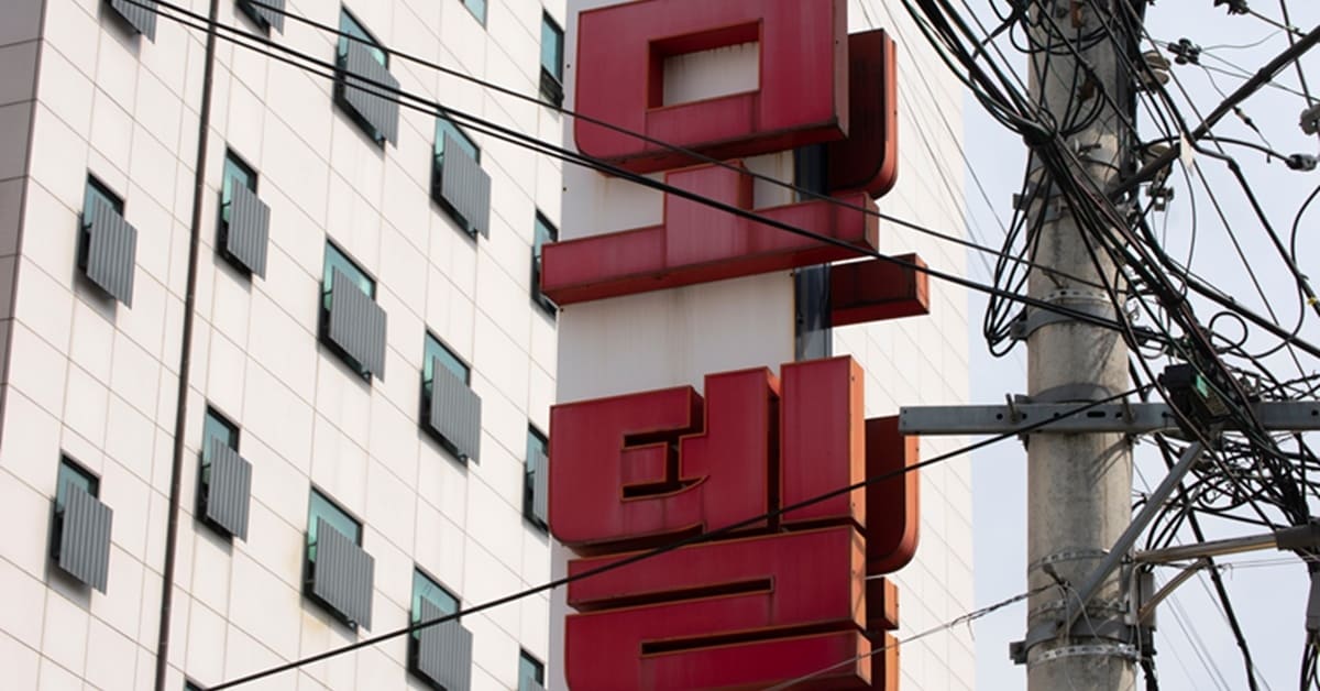 Male in his 30s staying in a motel with a minor