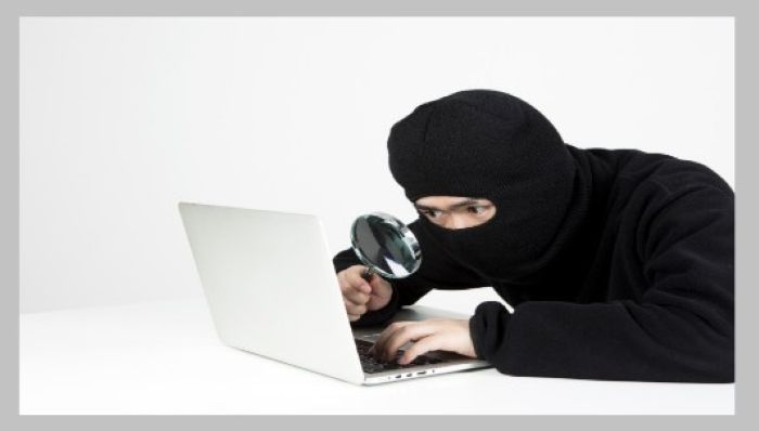 "노트북 화면을 들여다보며 개인정보를 탈취하는 해커 이미지"